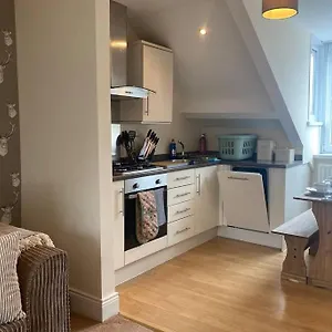 Upper 2 Bedroom In The Heart Of Jesmond Apartment